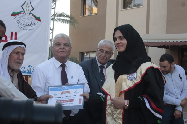 جامعة غزة تُكرم الطلبة الأوائل والمتفوقين في احتفال بهيج