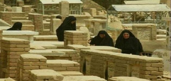 المطلق: يجوز للمرأة أن تُعزّي أهل الميت في المسجد فقط