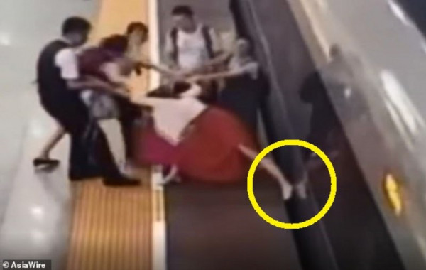 شاهد: لماذا حاولت امرأة إيقاف قطار حتى لو ماتت تحت عجلاته؟