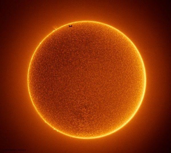 لقطة نادرة ومدهشة.. المحطة الفضائية الدولية تعبر أمام الشمس