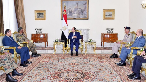 السيسي: مصر مهتمة بتعزيز التعاون مع السودان