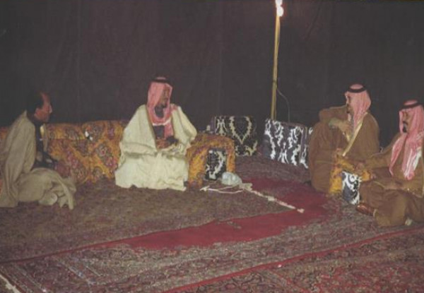 صورة عفوية تجمع الملك خالد والملك فهد والملك عبدالله بـ"السادات"