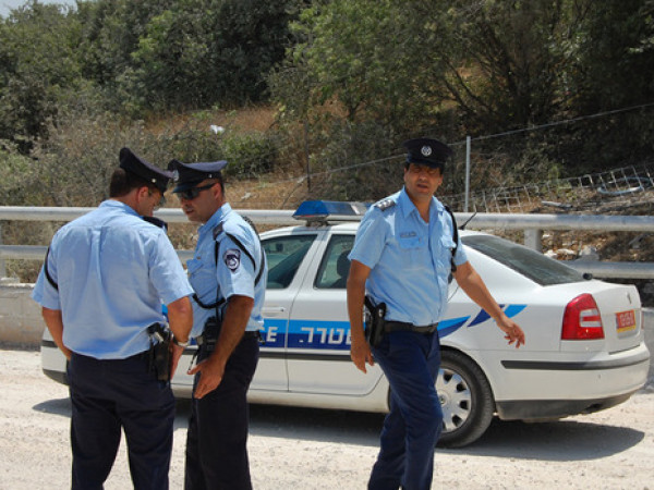 شاهد: بواسطة طائرات (هليوكوبتر): الشرطة الإسرائيلية تبحث عن شاب تسبب بمقتل سيدة