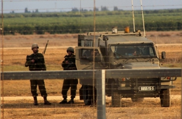 قوات الاحتلال تعتقل فلسطينياً عبَر الحدود بزعم حمله سكيناً جنوب القطاع