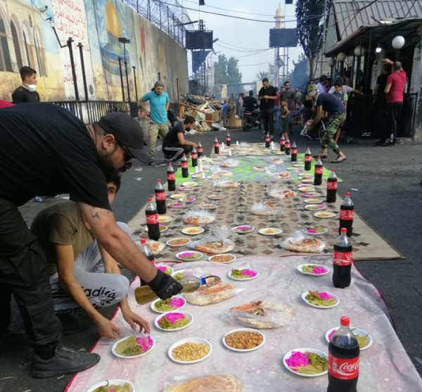 شاهد: لاجئون فلسطينيون يُقيمون فطورًا صباحيًا على مدخل "عين الحلوة"