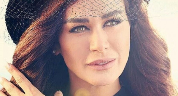 نادين الراسي تفاجئ محبيها بالكشف عن هوية وصورة حبيبها المجهول
