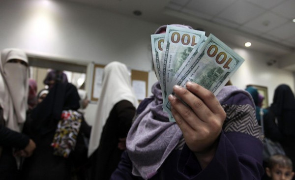 صحفي إسرائيلي يتساءل: كيف دخلت الأموال القطرية للأسر الفقيرة بقطاع غزة