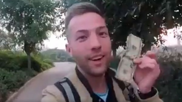 سائح أجنبي يوثق رحلته في مصر بـ 10 دولارات فقط