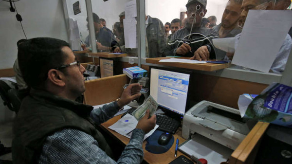 الكشف عن الآلية الجديدة لصرف رواتب موظفي غزة