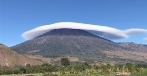 غيوم تشكل قبعة فوق بركان في مشهد مذهل