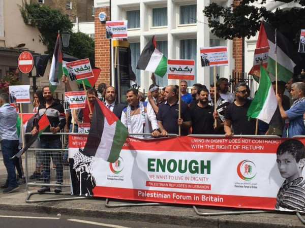 الجالية الفلسطينية في لندن تتظاهر احتجاجًا على إجراءات وزارة العمل اللبنانية
