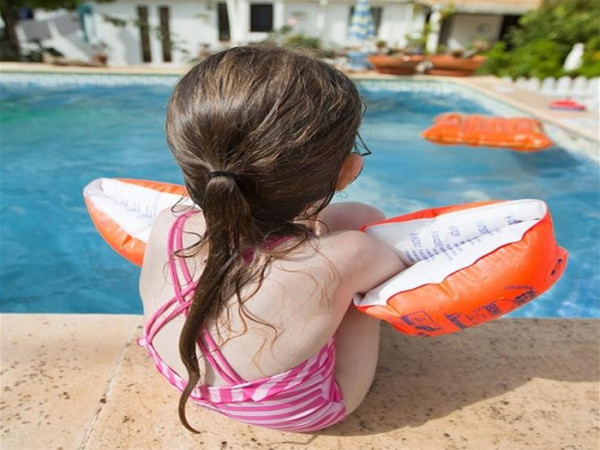ملابس السباحة المبتلة تهدد طفلك بهذا المرض