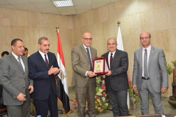 رئيس جامعة أسيوط يكرم رسمياً عميد كلية طب أسنان بسابقة هى الأولى