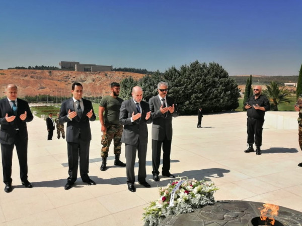 الهباش يضع إكليلا من الزهور باسم الرئيس عباس على صرح شهداء سوريا