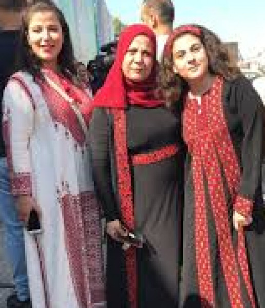 نساء القطاع يحتفلن بالثوب الفلسطيني في تظاهرة وسط مدينة غزة