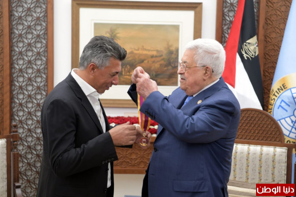 الرئيس عباس يُقلد عمر العبد اللات "وسام الثقافة والعلوم والفنون"