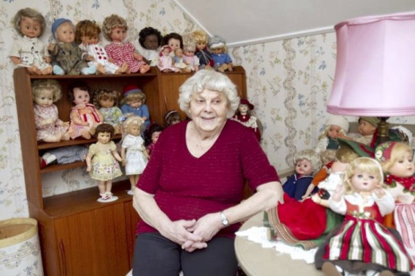 عجوز سويدية تعيش مع المئات من دمى الأطفال