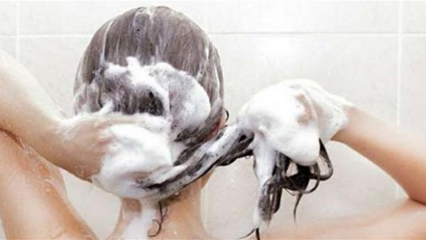 نفعلها دون وعي.. 6 أساليب خاطئة لغسل الشعر