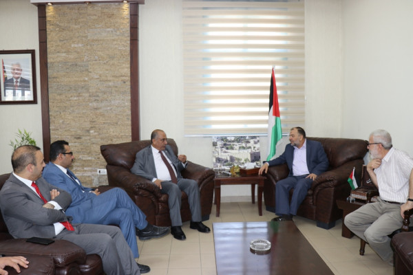 رئيس بلدية الخليل يستقبل وزير العدل الفلسطيني في دار البلدية