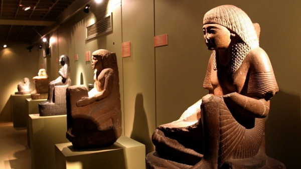 قصة حب حمادة وحنان تشوه تمثالاً فرعونياً نادراً.. والمصريون: كان يوم أسود