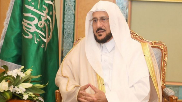 وزير الشؤون الإسلامية السعودي يحتضن حاجة نيوزيلندية.. ومُدافعون بالآلاف
