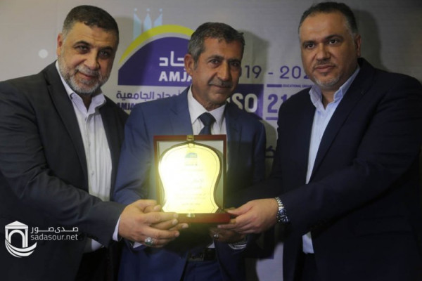 معاهد أمجاد الجامعية في لبنان تكرم الاعلامي الشاعر محمد درويش