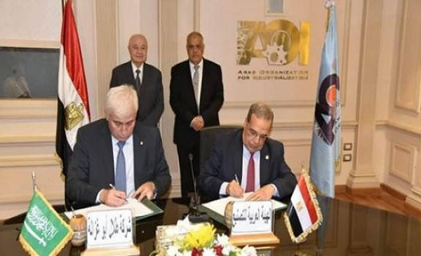 مصر تتعاون مع "طلال أبوغزاله" لتصنيع الأجهزة التعليمية