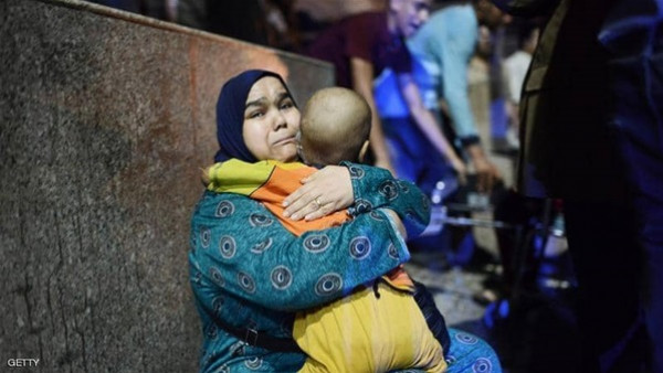 صورة أم وطفلها المصاب بالسرطان هزت مشاعر المصريين