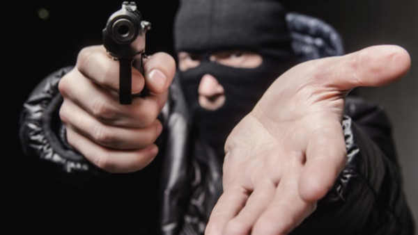 لصوص لكن ظرفاء.. سرقوا كل شيء بمنزل لاعب كرة قدم إلا شيئاً واحداً