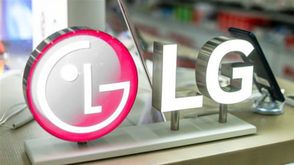 LG تعلن عن هاتف جديد بـ 3 شاشات لأول مرة