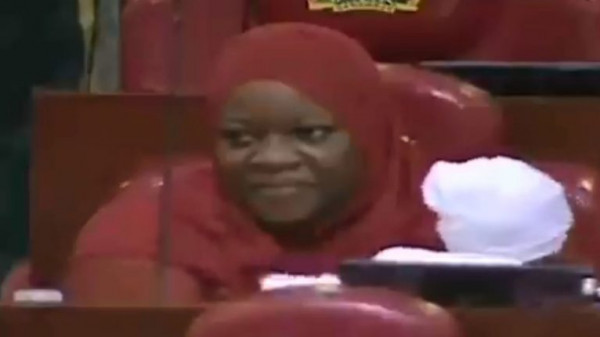شاهد لحظة طرد نائبة كينية من جلسة برلمانية بسبب رضيعها