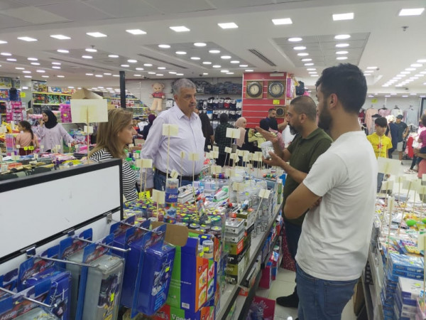 جمعية حماية المستهلك تنظم جولة على المكتبات ومراكب بيع القرطاسية برام الله