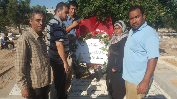 وفد قيادي من الديمقراطية يزور مقبرة الشهداء وعوائل الشهداء برفح