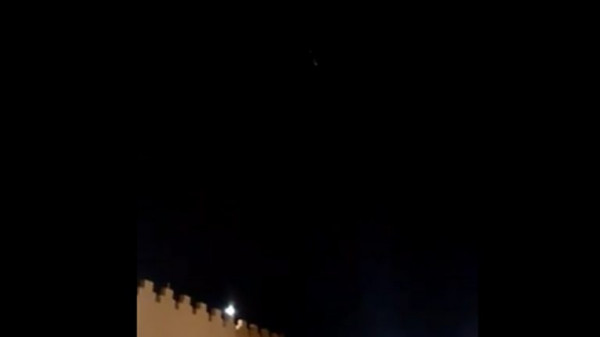 سعوديون يتداولون مشاهد أجسام غريبة في سماء المملكة