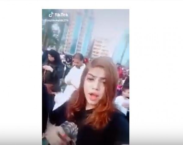 شاهد: فتاة تثير غضبًا في مصر بما فعلته خلال صلاة العيد