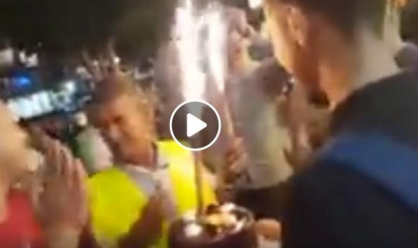 شاهد: شاب يُفاجئ والده عامل النظافة بالاحتفال بعيد ميلاده وسط رام الله