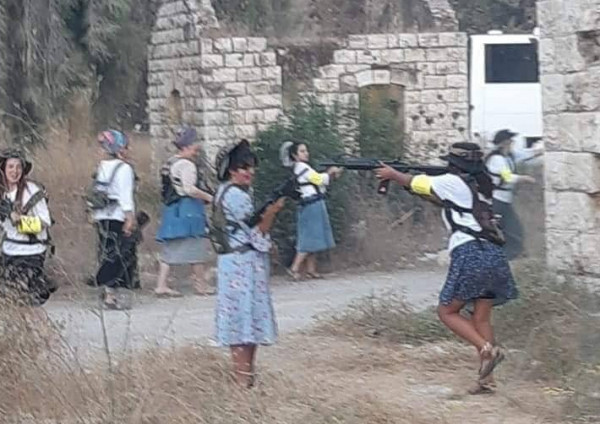 شاهد: مستوطنات إسرائيليات يقتحمن نابلس بالأسلحة الرشاشة