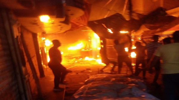 حريق في مصر يلتهم عددًا من المحال التجارية