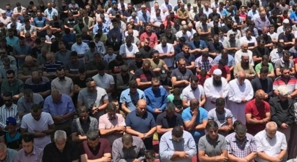 عشرات المقدسيين يؤدون صلاة الجمعة في واد الحمص   9998984215