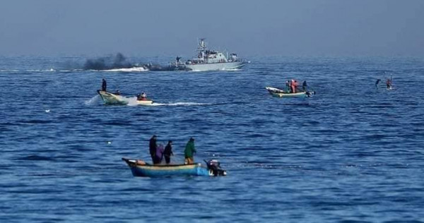 زوارق الاحتلال تفتح نيران أسلحتها اتجاه مراكب الصيادين شمال غزة