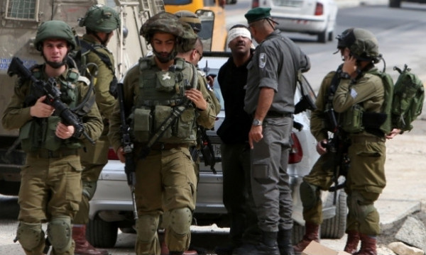 قوات الاحتلال تعتقل 10 مواطنين في الضفة الغربية