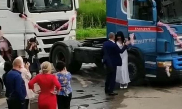 سائق شاحنة يحتفل بزفافه على طريقته الخاصة والعروس تؤيده