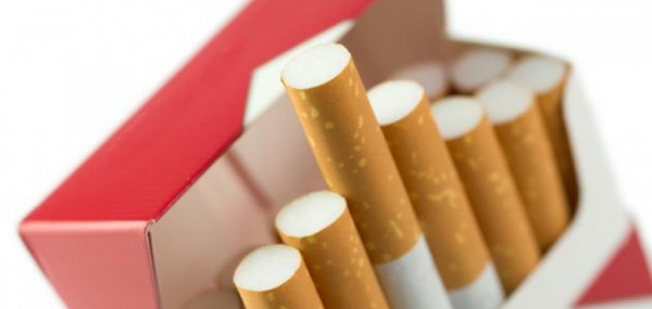 دولة عربية توزع "السجائر" إجبارياً على مواطنيها
