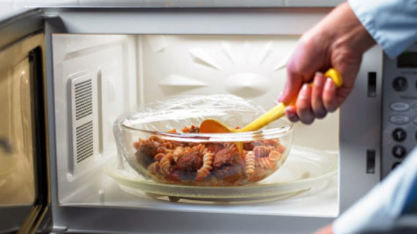 سبعة أطعمة لا تسخنيها مباشرة من الثلاجة