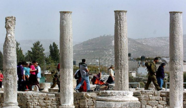 عشرات المستوطنين يقتحمون المنطقة الأثرية في سبسطية شمال نابلس