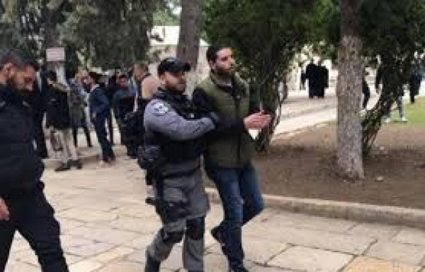الاحتلال يعتقل 3 مواطنين قرب باب الرحمة وحارسا من المسجد الأقصى