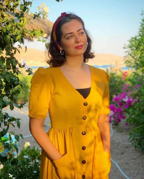 هبة مجدي بالأصفر وسط الزهور في أحدث جلسة تصوير