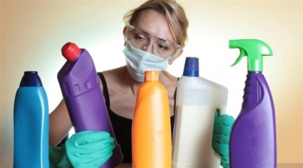 كيف تحمين نفسك من مواد التنظيف الكيماوية في مطبخك؟