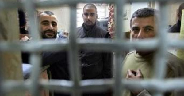 أسرى: الاعتقال والحبس المنزلي يحرم المئات من اطفال فلسطين الالتحاق بمقاعد الدراسة