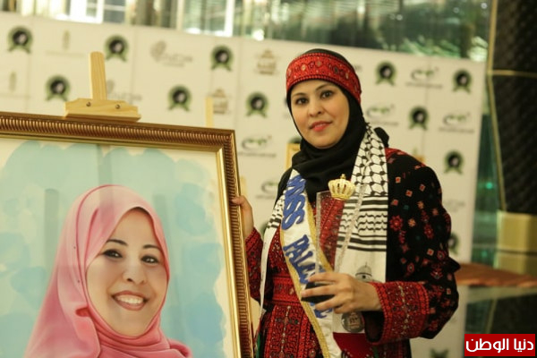 المعلمة هنادي أبو رمضان تفوز بلقب ملكة المسؤولية الاجتماعية عن دولة فلسطين